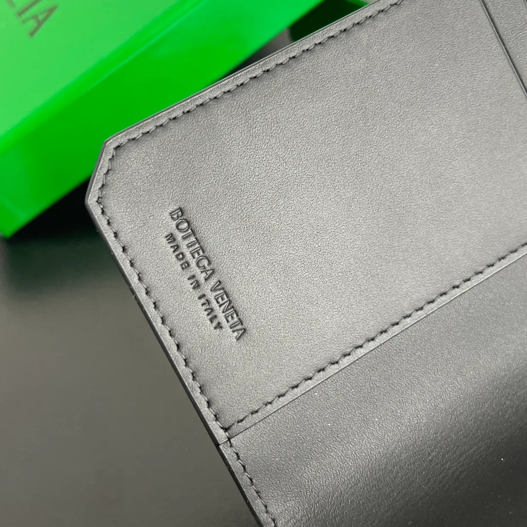 B’s new small woven passport holder [let me see]. 817398 The classic fine weave returns✅, made of cowhide, very soft to the touch and durable. In addition to your passport, you can also put your cards, ID and a small amount of cash. Small and exquisite, super suitable for travel. Weaving is the eternal classic of this brand, size: 13.3x9.5, P600